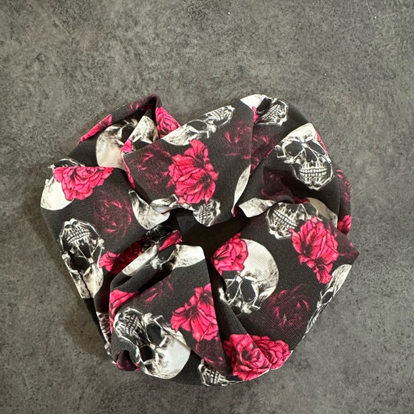 Set of 2 Skulls scrunchies - Picture 1 of 2